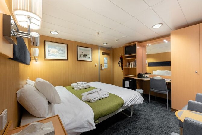 24hr Northern Lights & Whale Watching Cruise - Meals, lectures, and the value of staying onboard