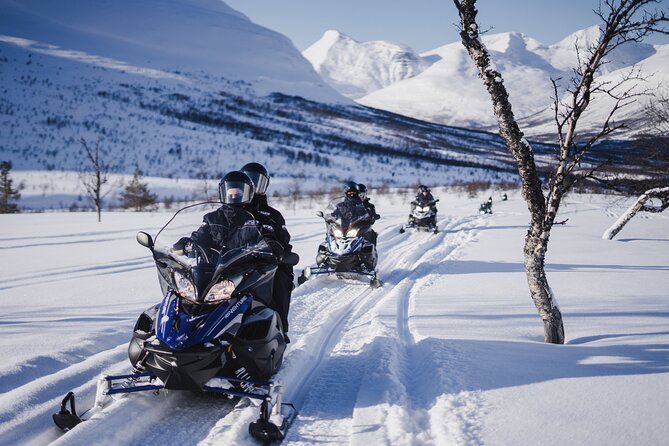 Adventure Snowmobile Safari - The early start from Samuel Arnesens gate 5