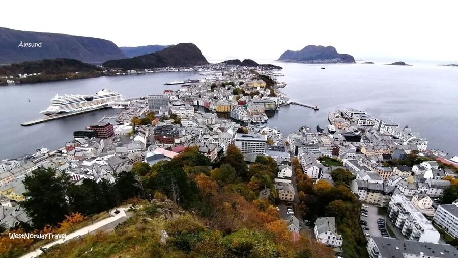 Ålesund: Giske and Godøy Islands Guided Sightseeing Tour - Leaving Ålesund for the islands