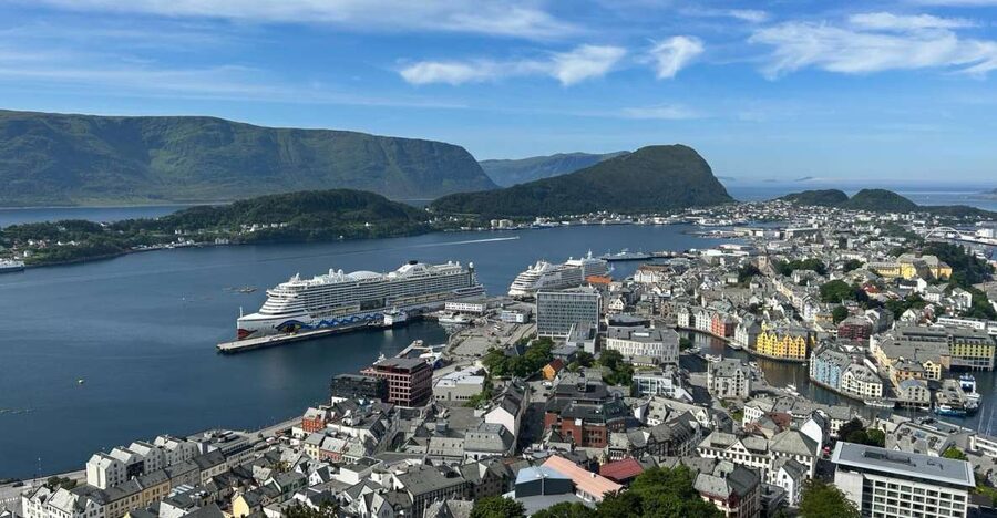 Ålesund: Giske and Godøy Islands Guided Sightseeing Tour - The Mount Aksla finish