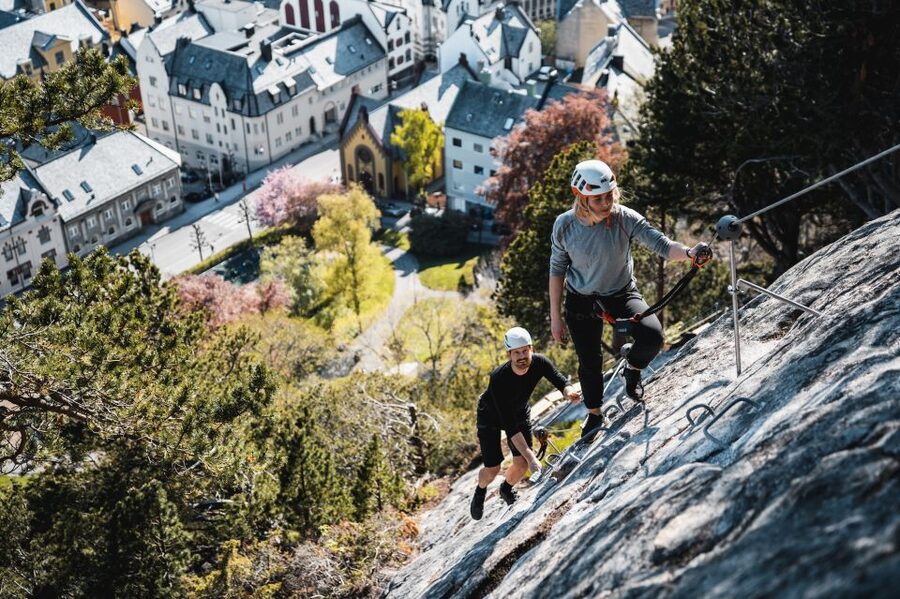 Ålesund: Via Ferrata tour - The first rock section is steep, but not vertical