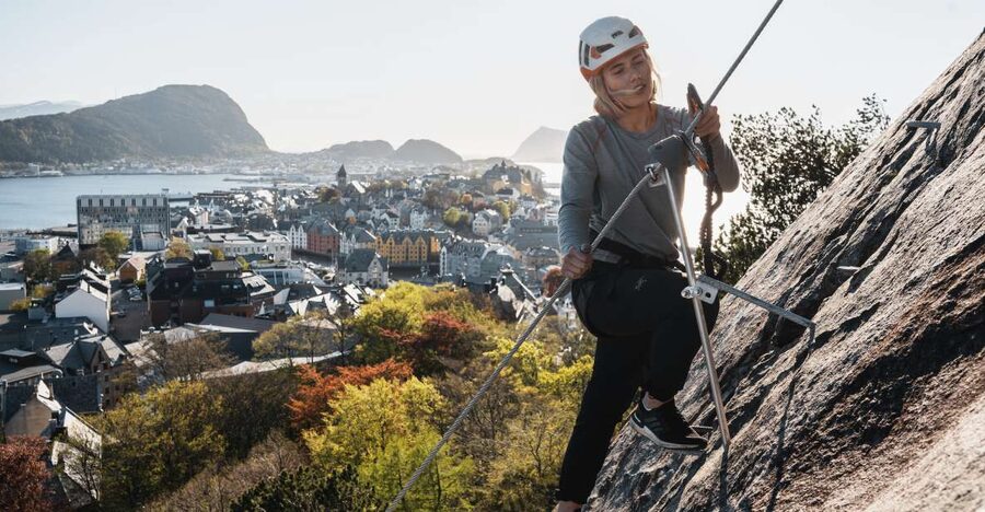 Ålesund: Via Ferrata tour - Guides, group comfort, and the safety briefing