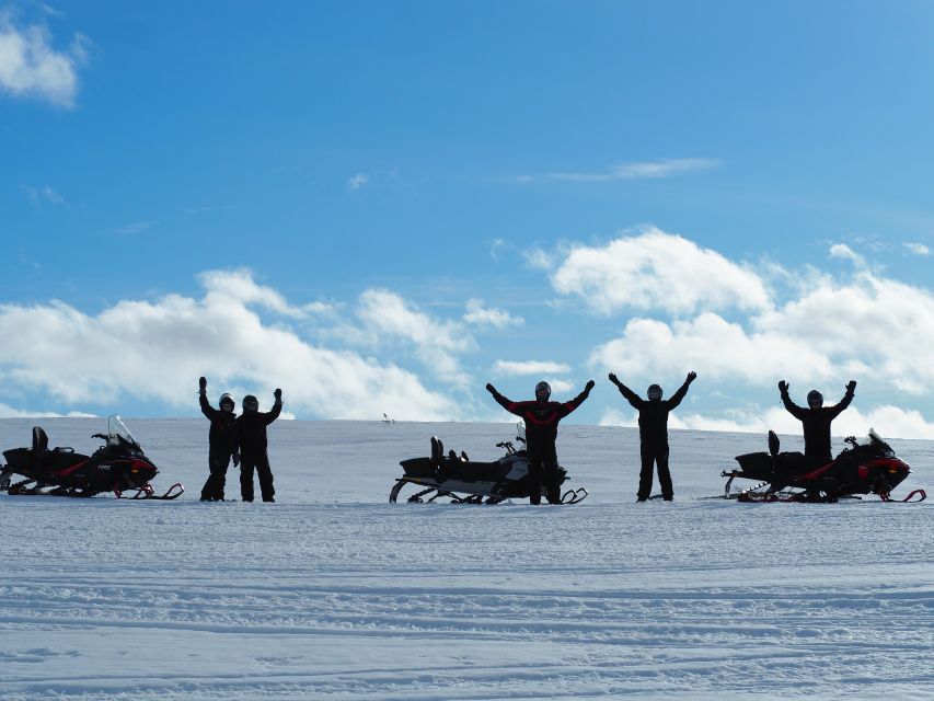 Alta: Guided Snowmobile Safari on Finnmarksvidda With Snacks - The mountain cabin stop