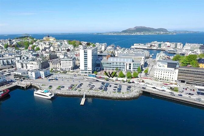 Amazing city walk in Ålesund - Finding Rådhusplassen from the cruise terminal