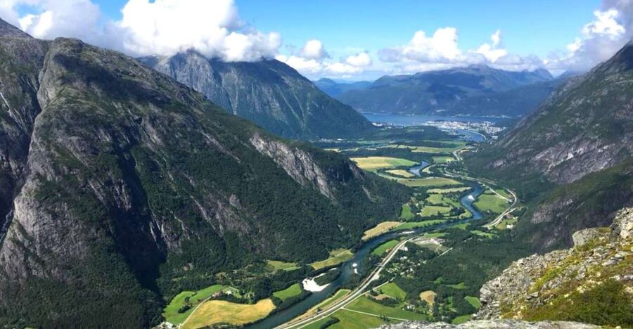 Åndalsnes - Trollstigen & Trollwall Audio Guid Bus Tour - What the audio guide adds