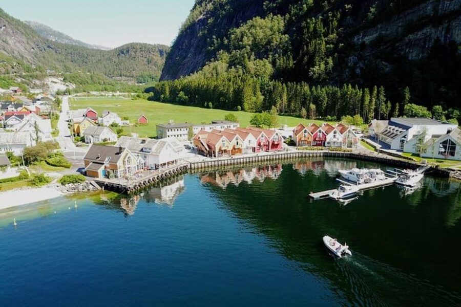 Bergen: Bergen Fjord by Zodiac or Pontoon Boat - The guides: Bjorn and the personal touch