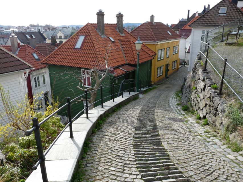 Bergen: City Tour on Foot - Starting at the Tourist Information office