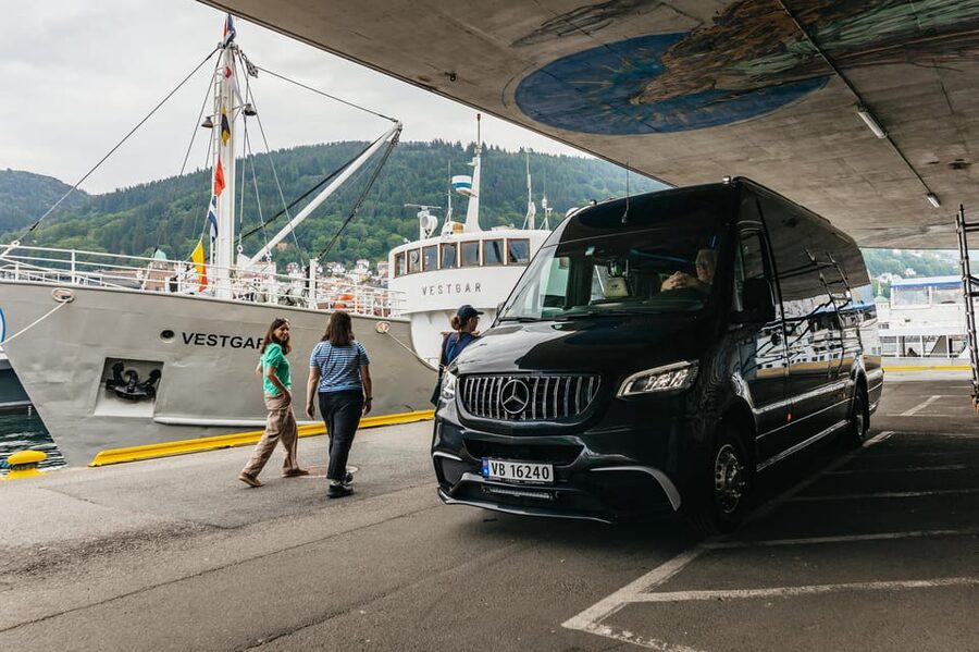 Bergen: Guided Minibus Tour with Photo Stops - First views: Bergen Fortress and the harbor