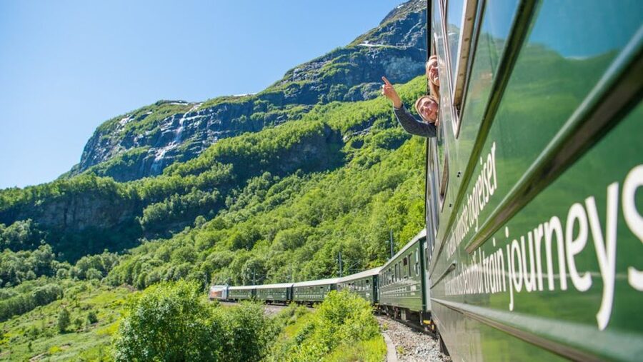 Bergen: Nærøyfjord Cruise and Flåm Railway Ride to Oslo - The 20-kilometer Flåm Railway ride