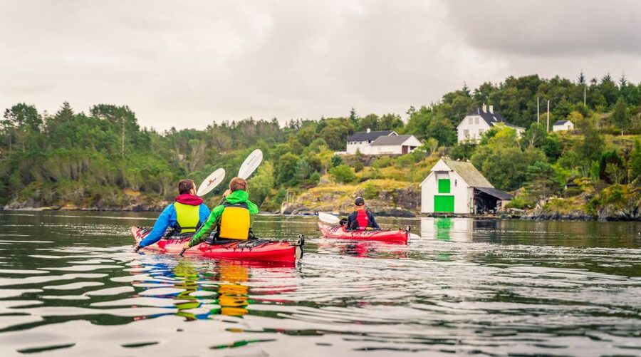 Bergen: Øygarden Islets Guided Kayaking Tour - A picnic on a small island