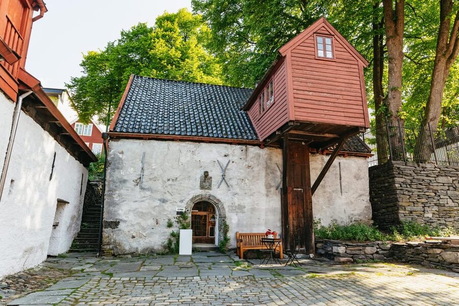 Bergen: Past & Present Small Group Guided Walking Tour - Fløibanen without taking the funicular
