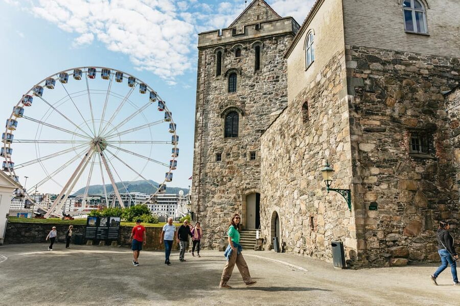 Bergen: Past & Present Small Group Guided Walking Tour - Skostredet and the modern city