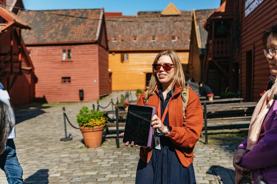 Bergen: Past & Present Small Group Guided Walking Tour - How the guides shape the experience