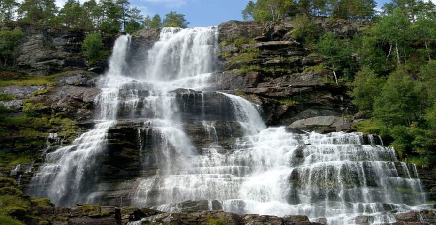 Bergen: Private Day Tour, Nærøyfjord Cruise and Flåm Railway - Flåm gives you a short break between major sights
