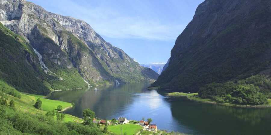 Bergen: Private Day Tour, Nærøyfjord Cruise and Flåm Railway - The Flåm Railway turns the route into a full circle