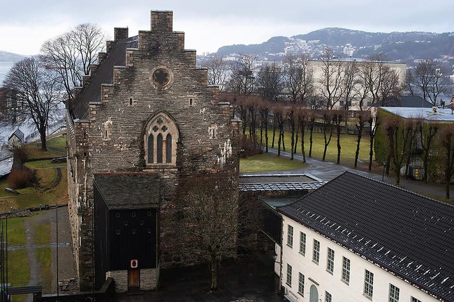 Bergen: Private tour in your own language - Torgallmenningen brings you into central Bergen