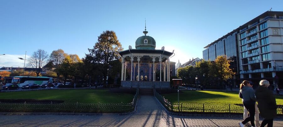 Bergen: Private tour in your own language - Bergenhus Fortress adds power and perspective