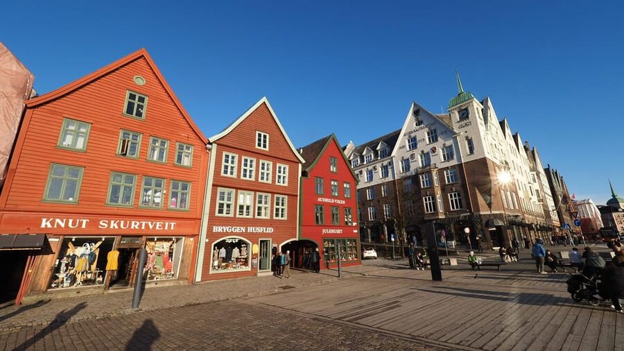 Bergen: Private tour in your own language - Festplassen gives you a calm starting point