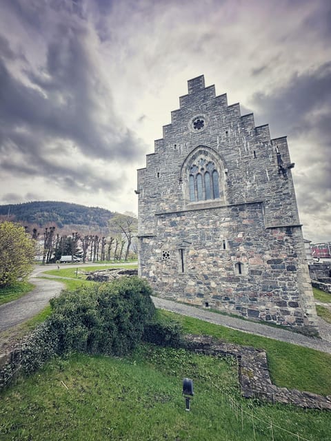 Bergen's Twilight Magic: An Evening Adventure - Following alleys most people pass by