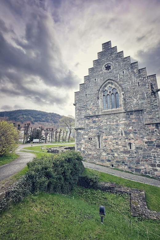 Bergen's Twilight Magic: An Evening Adventure - Starting with Bryggen’s wooden lanes