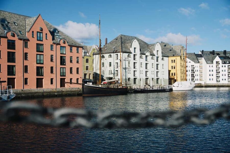 City walk in Ålesund: Art Nouveau, sea views, and insider tips - Key points to know before you book