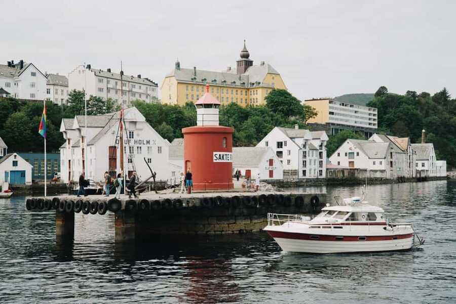 City walk in Ålesund: Art Nouveau, sea views, and insider tips - Kongens gate and the Art Nouveau rebuilding story