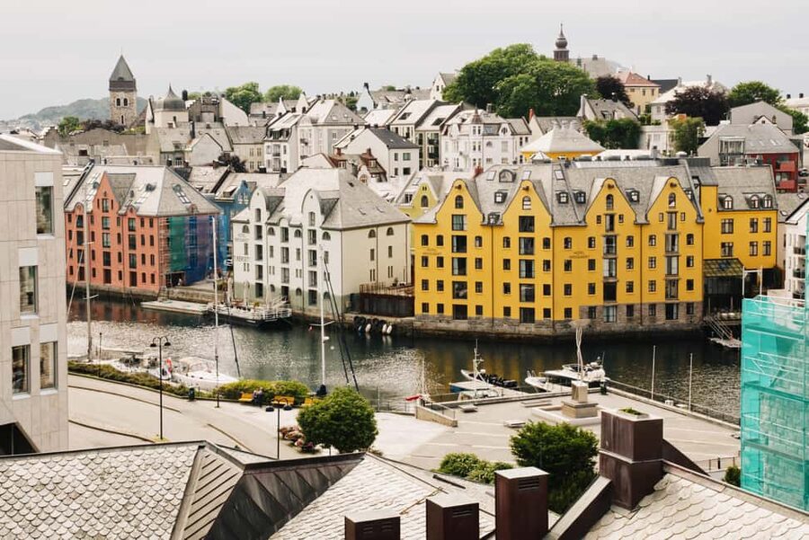 City walk in Ålesund: Art Nouveau, sea views, and insider tips - What makes Lukas Klein a strong guide