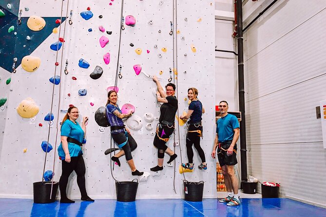 Climbing in Mørkvedhallen Klatresenter - Learning the Autobelay System
