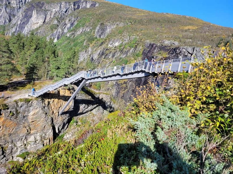 Eidfjord: Vøringsfossen Waterfalls Round-Trip Shuttle - The 30-minute drive through Eidfjord