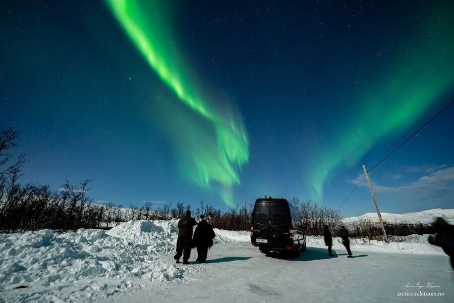 From Tromsø: Aurora Minibus Chase with Portrait and Hot Meal - Should you book it?