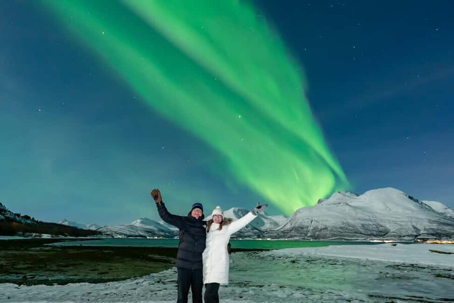 From Tromsø: Aurora Minibus Chase with Portrait and Hot Meal - Seeing the aurora without freezing