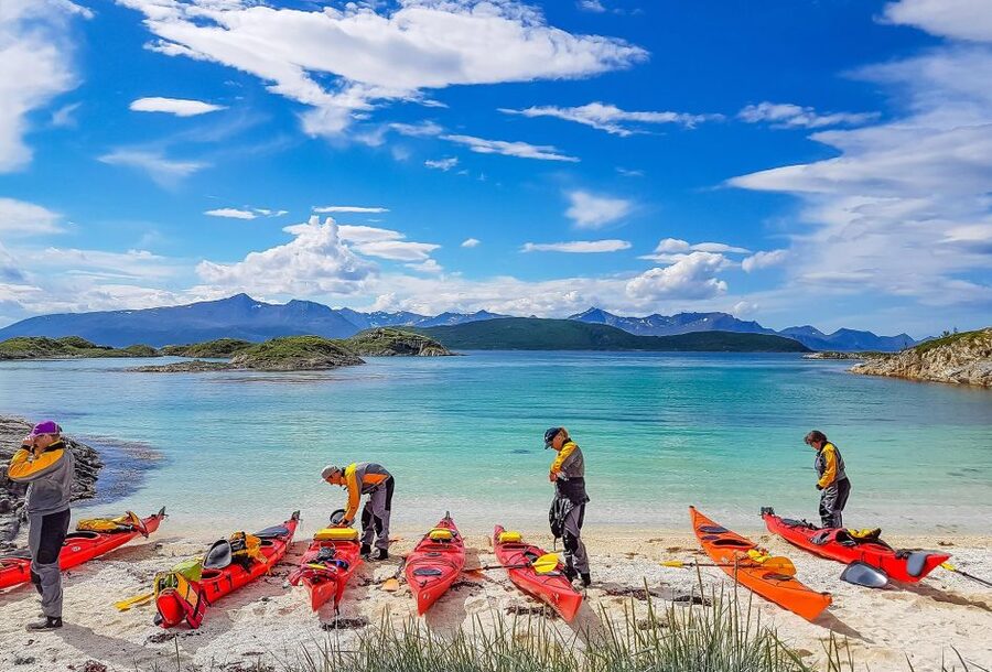 From Tromsø: Kayak trip with lunch and sauna at Sommarøy - Getting ready for the kayak launch