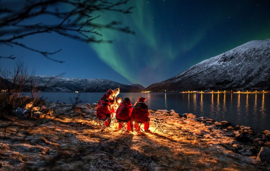 From Tromsø: Northern Lights Tour - Bonfire food, hot drinks, and thermal gear