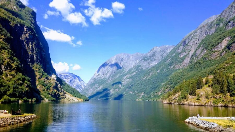 Full day private tour to Flåm - Tvindefossen: a brisk first stop