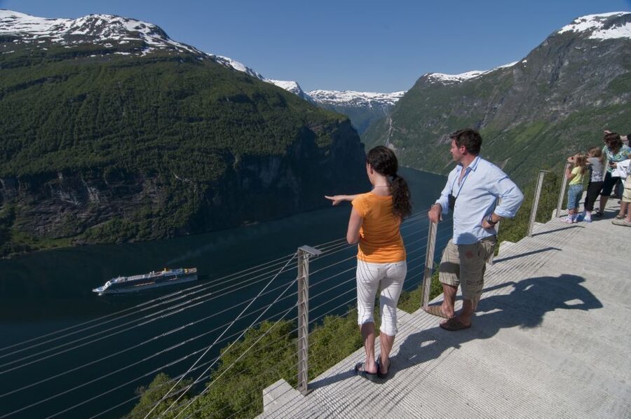 Geiranger: Bus Tour with Multilingual Audio Guide - Key points before you book