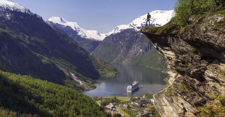 Geiranger: Bus Tour with Multilingual Audio Guide - Why this short Geiranger tour works