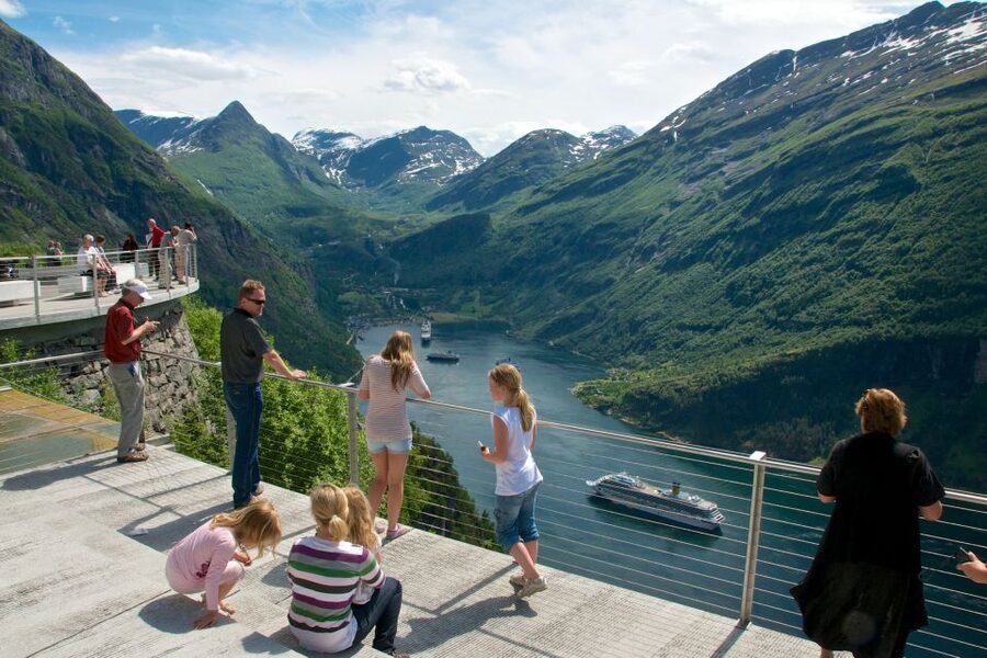 Geiranger: Dalsnibba, Flydalsjuvet, Eagle Bend & Fjords Tour - Timing, comfort, and the cruise-ship safety net