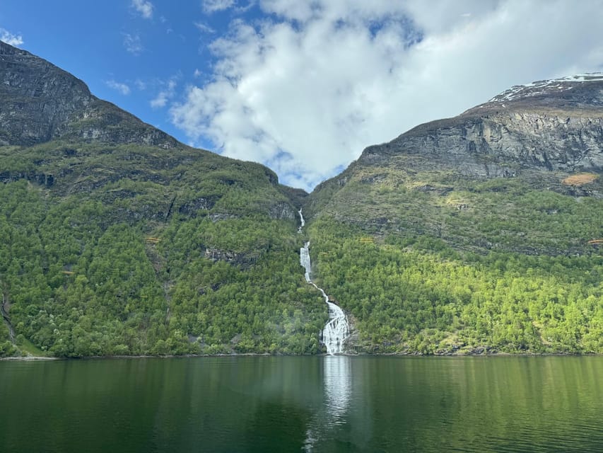 Geiranger Dalsnibba: mini bus tour - Riding in a smaller minibus