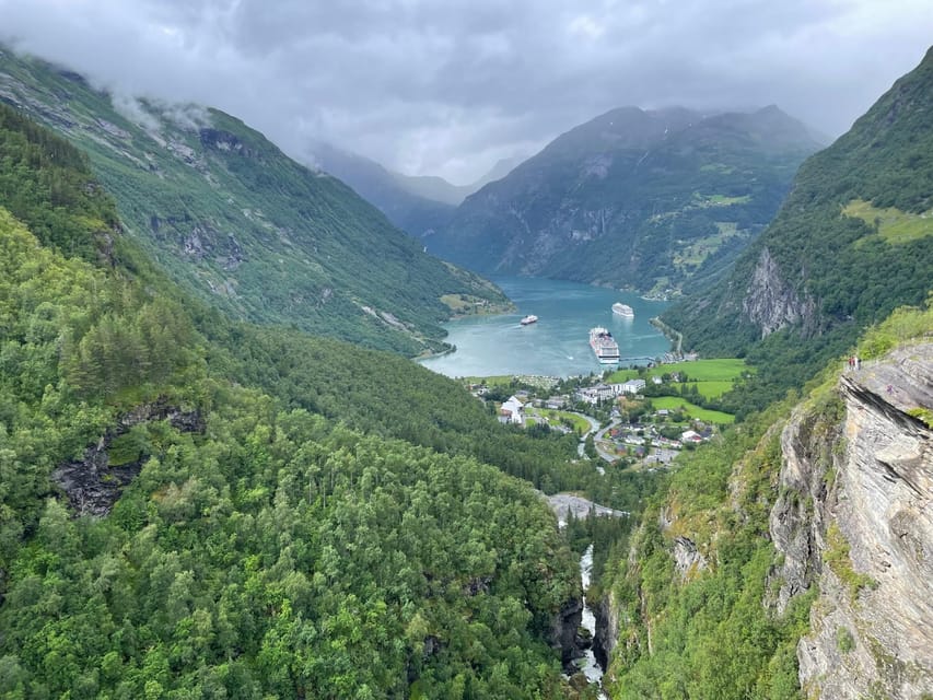 Geiranger Dalsnibba: mini bus tour - Leaving Geiranger through waterfalls and winding roads