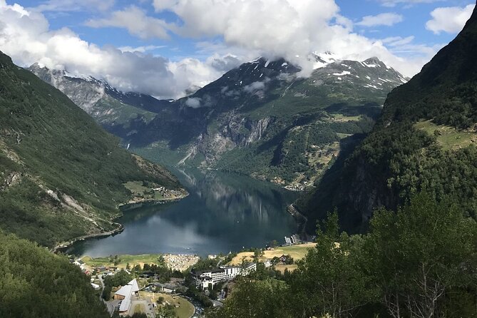 Geiranger: Excursions.no Mount Dalsnibba & Eagle's Bend - Small group, big bus, and the feel of the ride
