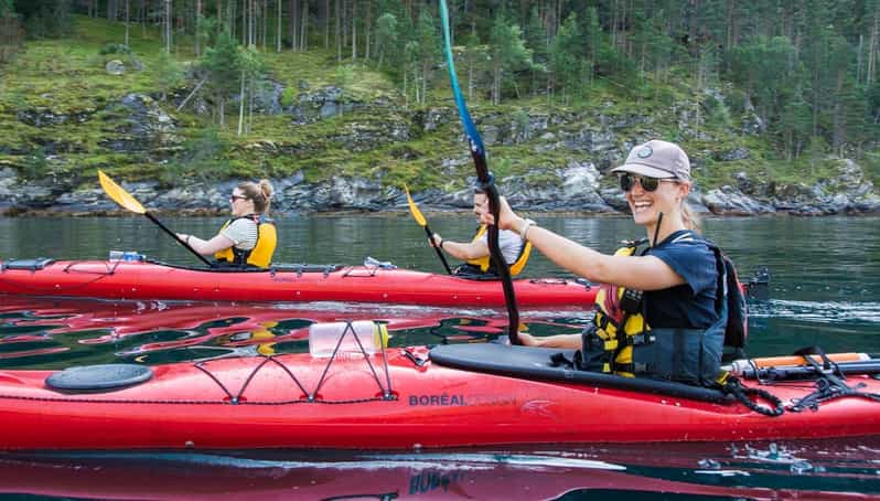 Geiranger: Kayak tour with guide - Paddling out onto Geirangerfjord