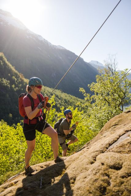 Geiranger: Rappelling tour with epic view - Passing the Queen’s Chair to the rappel wall