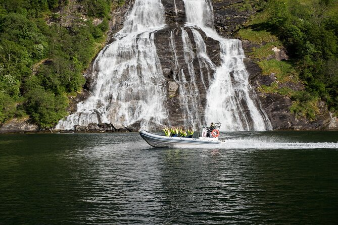 Geiranger: RIB Fjordsafari Geirangefjord - Mountain farms seen from sea level
