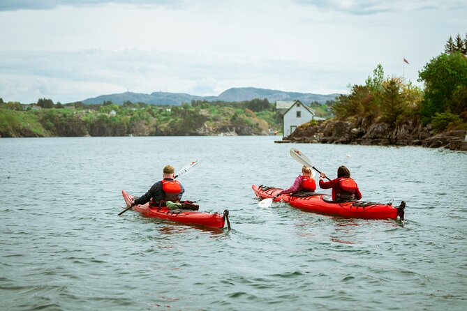Guided Kayak Tour Bergen - Learning to paddle in a double kayak