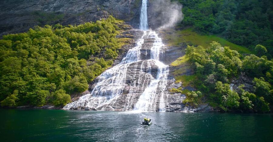 Hellesylt: Guided Geirangerfjord Boat Tour - De Syv Søstre and the fjord’s falling water