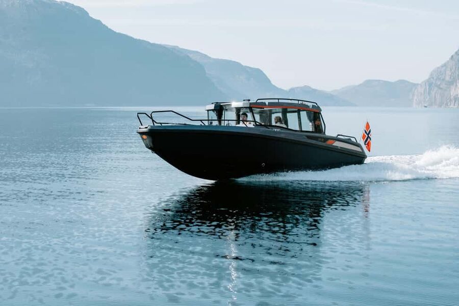 Lysefjord (Stavanger): Boattrip to Preikestolen from Forsand - Guide Jim brings local stories to the ride