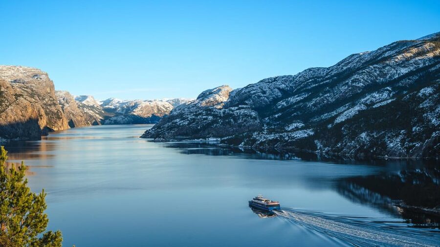 Lysefjorden cruise & Preikestolen guided hike - winter - The five-hour climb to Preikestolen