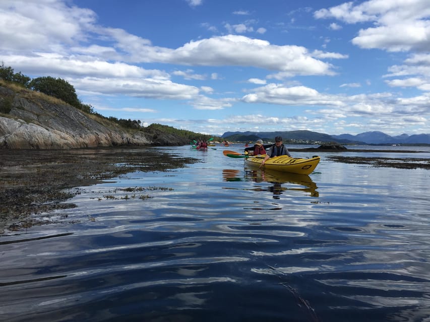 Molde - Guided kayak tour - Paddling out from the city center