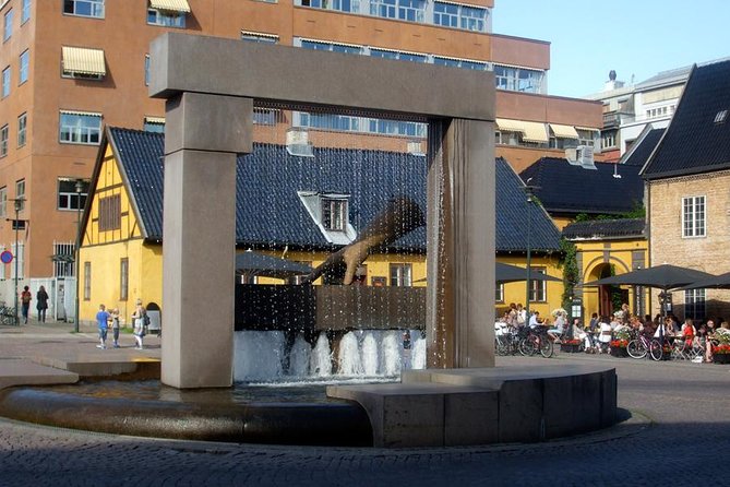 Myths and Legends of Oslo - Oslo’s symbols at Rådhusplassen