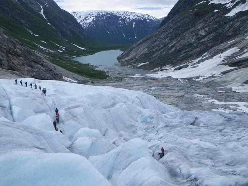 Nigards: Kayaking and Glacier Hike - The walk from the lake to Nigardsbreen